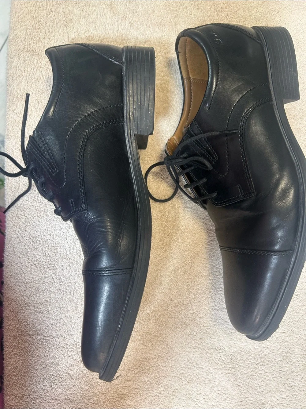Clark’s Men’s WHIDDON Cap toe black leather oxfords. Size 9.5W very little wear